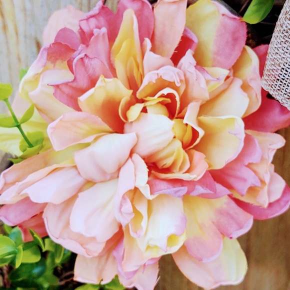 HAND CRAFTED PEACH/PINK LIFELIKE FLOWERS & GREENERY GRAPEVINE WREATH 20" BURLAP - Picture 4 of 7